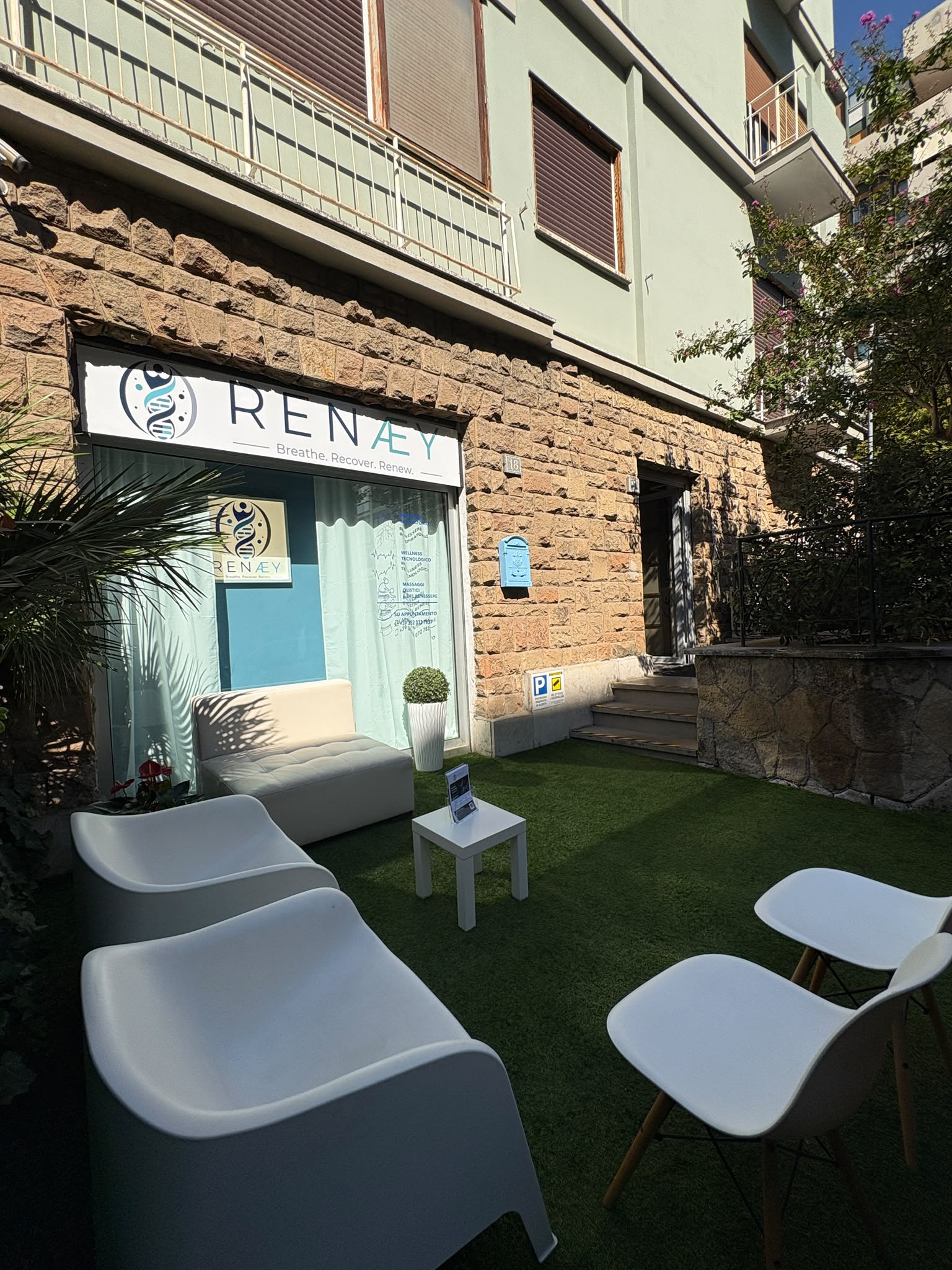 Ingresso del centro Renaey con insegna e area esterna