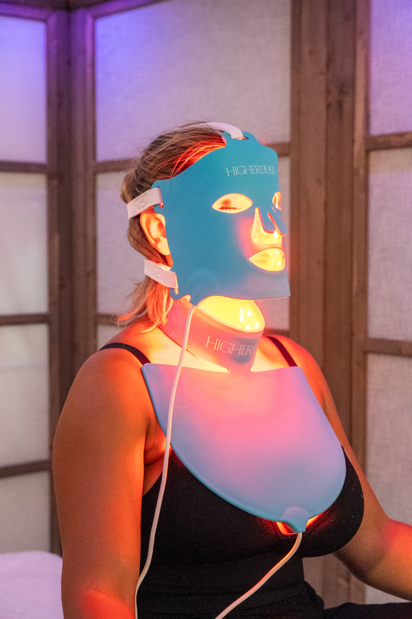 Sessione wellness con maschera e collare a luce rossa nel centro Renaey