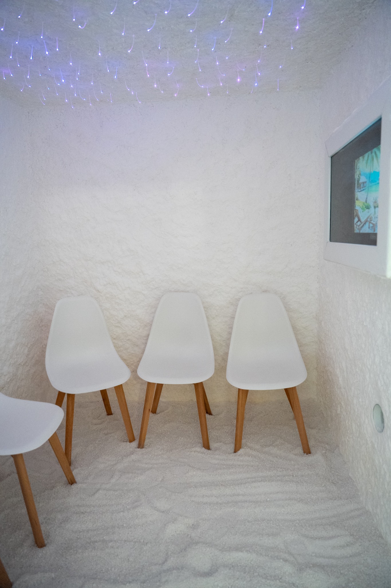 La sala del sale Renaey, con sedute e soffitto illuminato